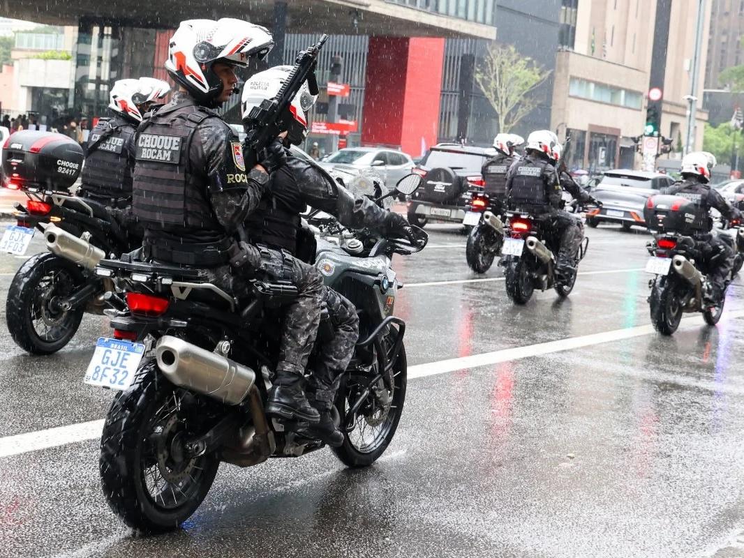 Batalhão da PM de motos com fuzis paga salário extra por serviço na folga